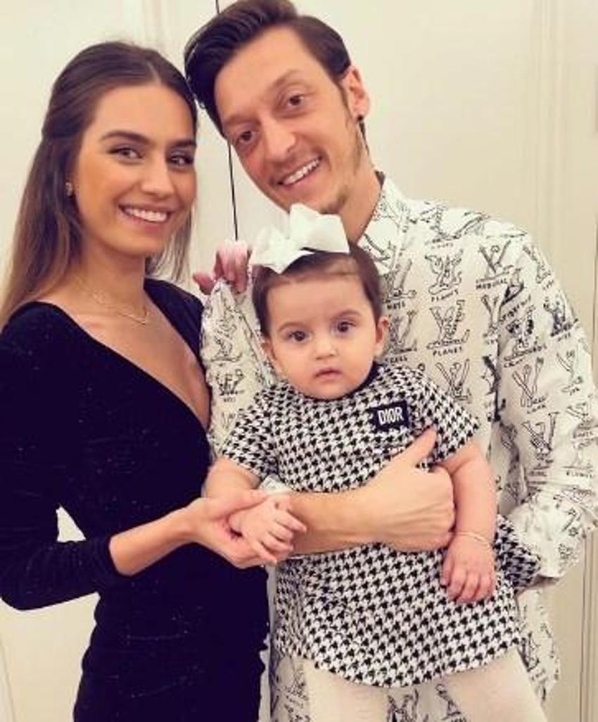 Mesut Özil'in güzel eşi Amine Gülşe'nin kızı Eda annesinden rol çaldı!