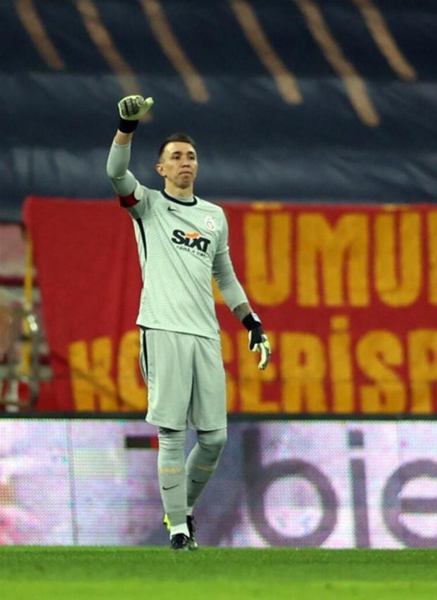 Galatasay maçında saha karıştı! Herkes duydu, Terim hakemle konuştuktan sonra...