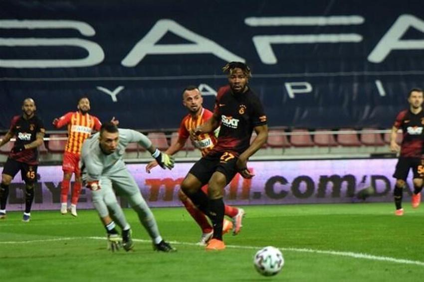 Galatasay maçında saha karıştı! Herkes duydu, Terim hakemle konuştuktan sonra...