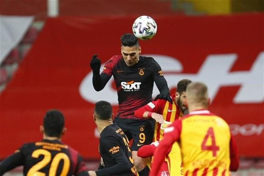 Galatasay maçında saha karıştı! Herkes duydu, Terim hakemle konuştuktan sonra...