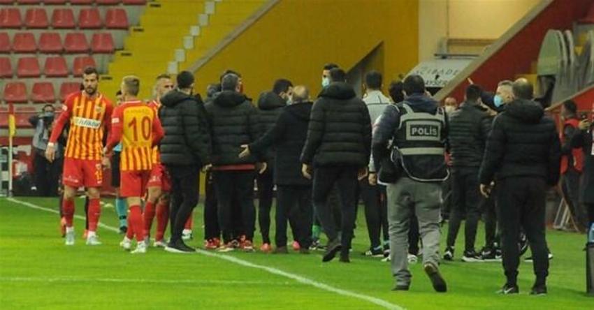 Galatasay maçında saha karıştı! Herkes duydu, Terim hakemle konuştuktan sonra...
