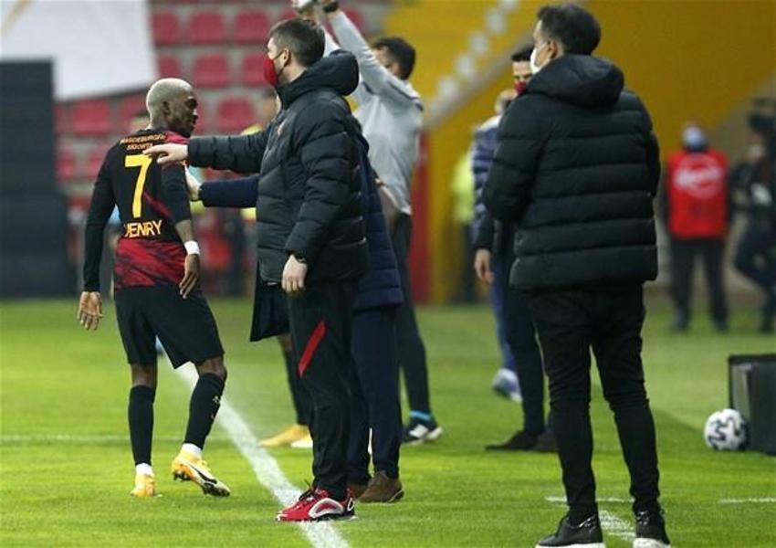 Galatasay maçında saha karıştı! Herkes duydu, Terim hakemle konuştuktan sonra...