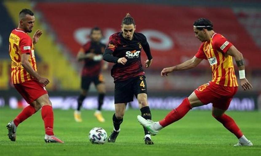 Galatasay maçında saha karıştı! Herkes duydu, Terim hakemle konuştuktan sonra...