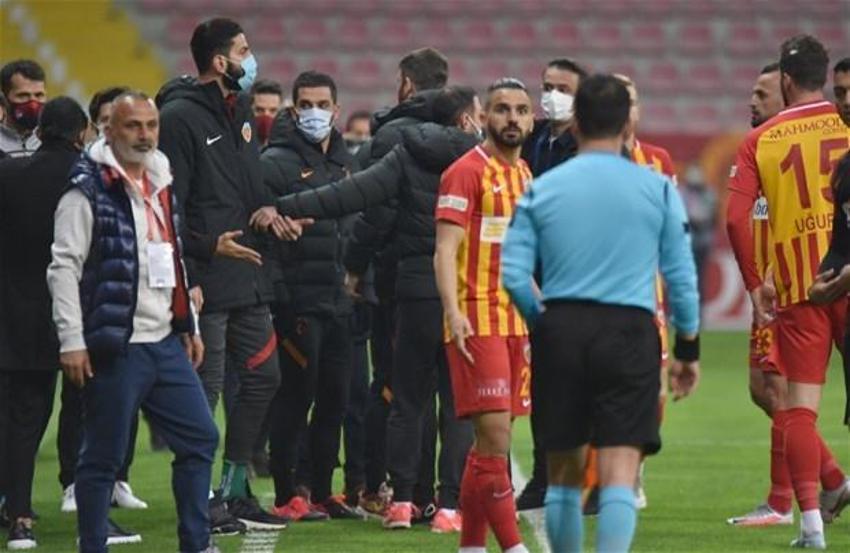Galatasay maçında saha karıştı! Herkes duydu, Terim hakemle konuştuktan sonra...
