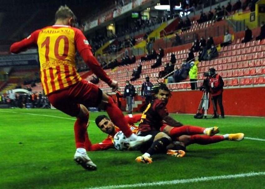 Galatasay maçında saha karıştı! Herkes duydu, Terim hakemle konuştuktan sonra...