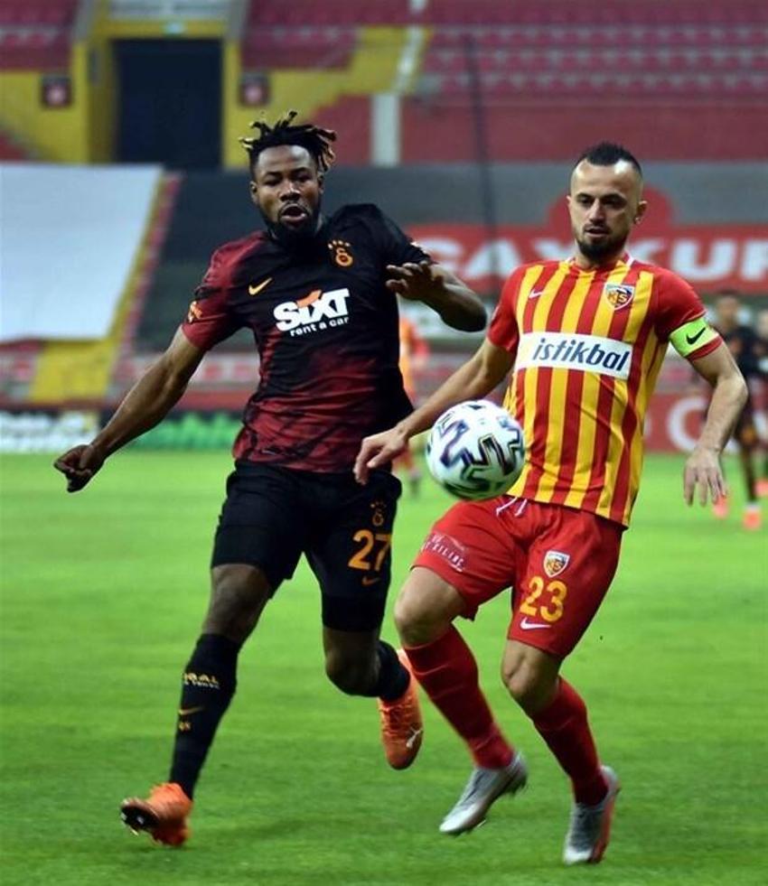 Galatasay maçında saha karıştı! Herkes duydu, Terim hakemle konuştuktan sonra...