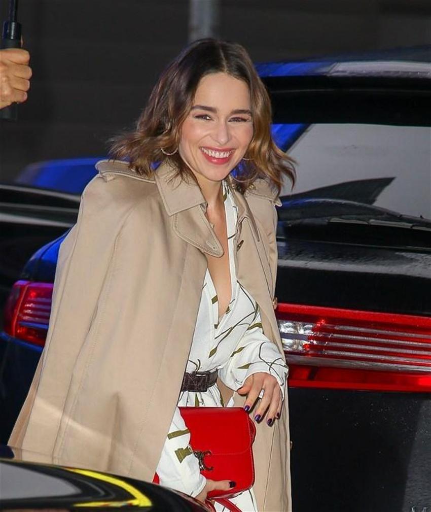 Emilia Clarke çöpçatanlık uygulamasına kayıt yaptırdı!
