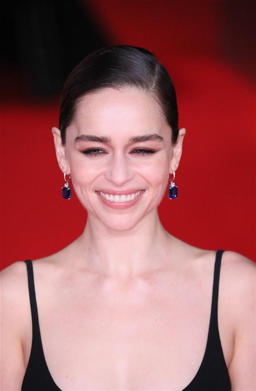 Emilia Clarke çöpçatanlık uygulamasına kayıt yaptırdı!