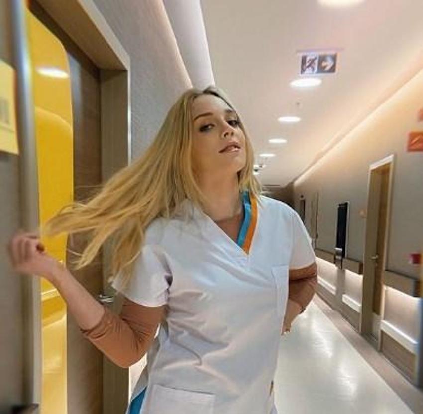 Hayal Köseoğlu iç çamaşırlı pozuyla gündem yarattı!