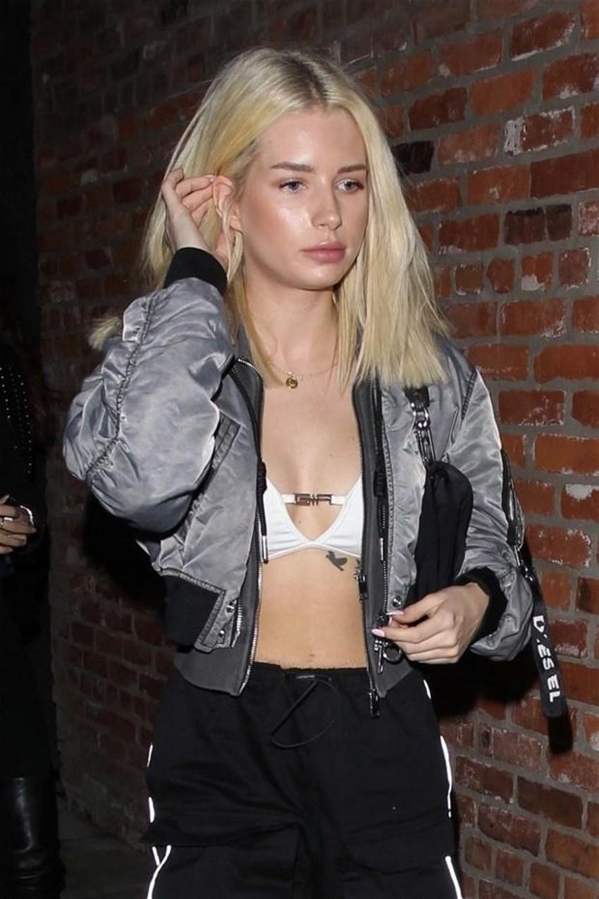 Lottie Moss yarı çıplak pozlarını satışa çıkardı!