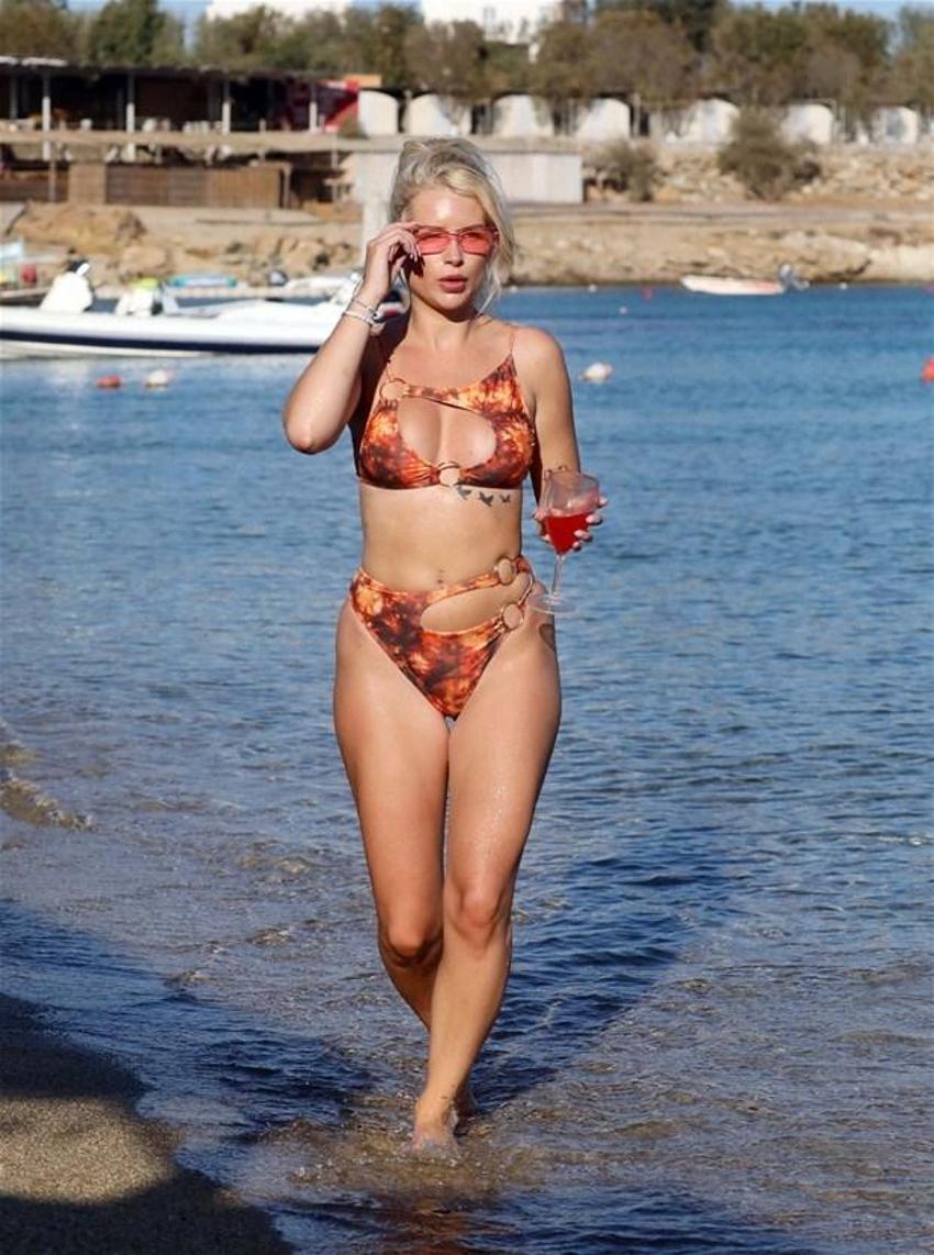 Lottie Moss yarı çıplak pozlarını satışa çıkardı!