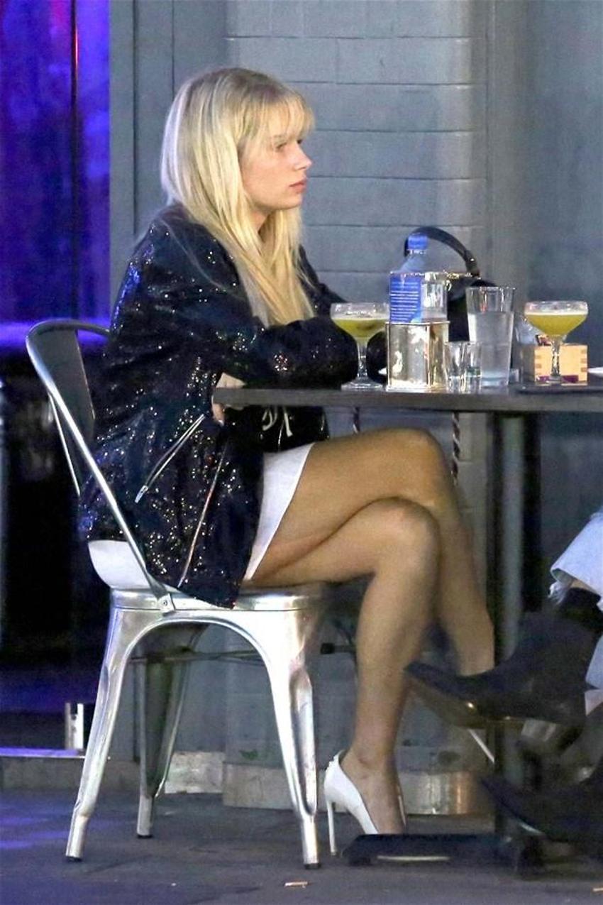 Lottie Moss yarı çıplak pozlarını satışa çıkardı!