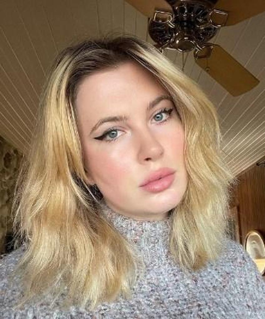 Ireland Baldwin'in bikinisi küçük gelince...