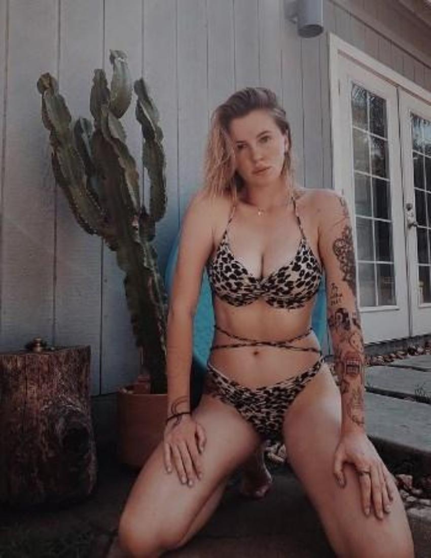 Ireland Baldwin'in bikinisi küçük gelince...