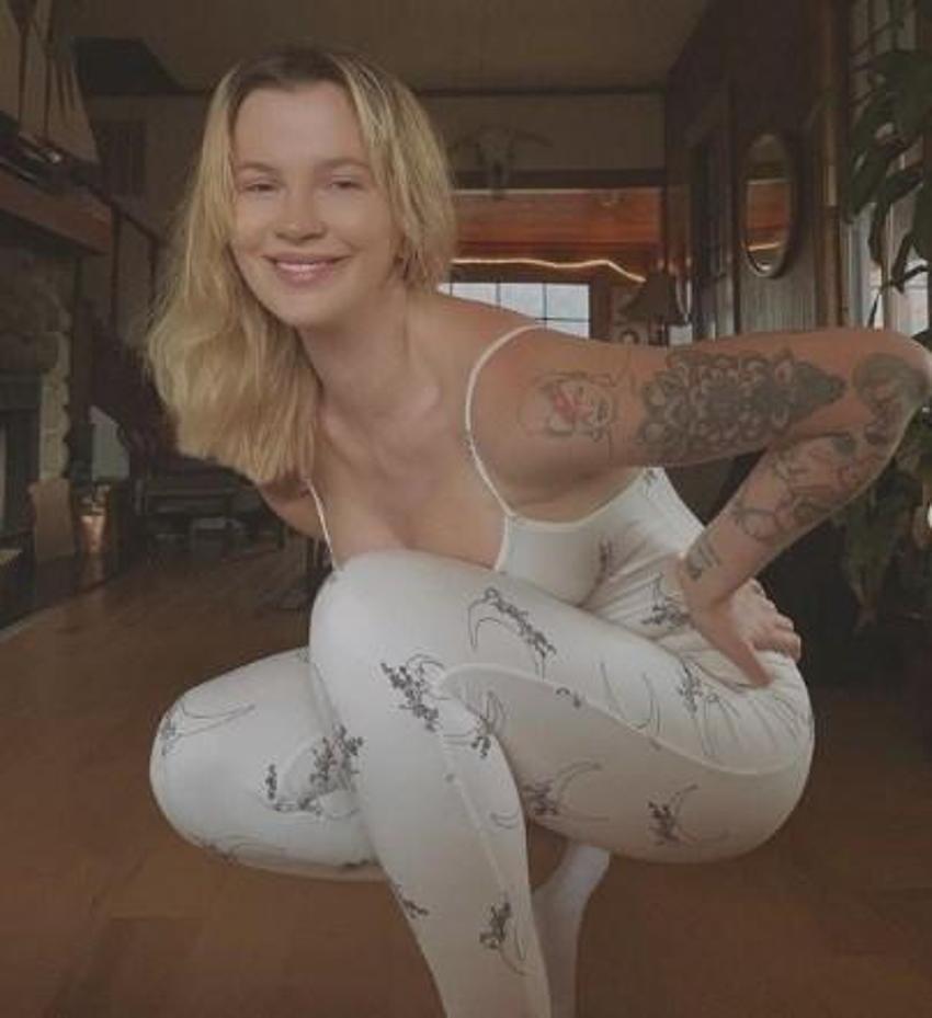Ireland Baldwin'in bikinisi küçük gelince...