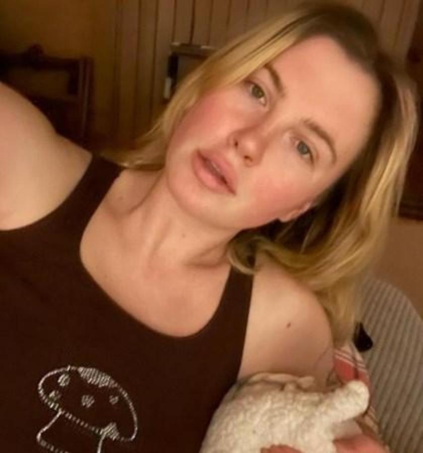Ireland Baldwin'in bikinisi küçük gelince...
