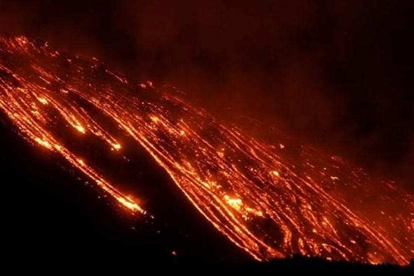 Etna canavarı kükredi! Lav selleri akmaya başladı...