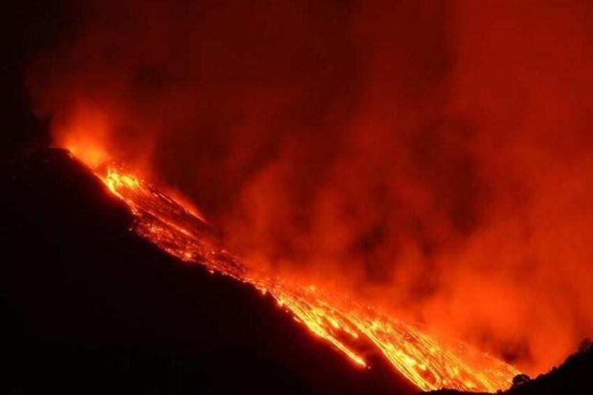 Etna canavarı kükredi! Lav selleri akmaya başladı...