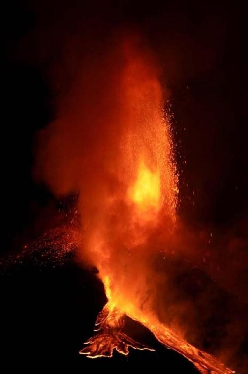 Etna canavarı kükredi! Lav selleri akmaya başladı...