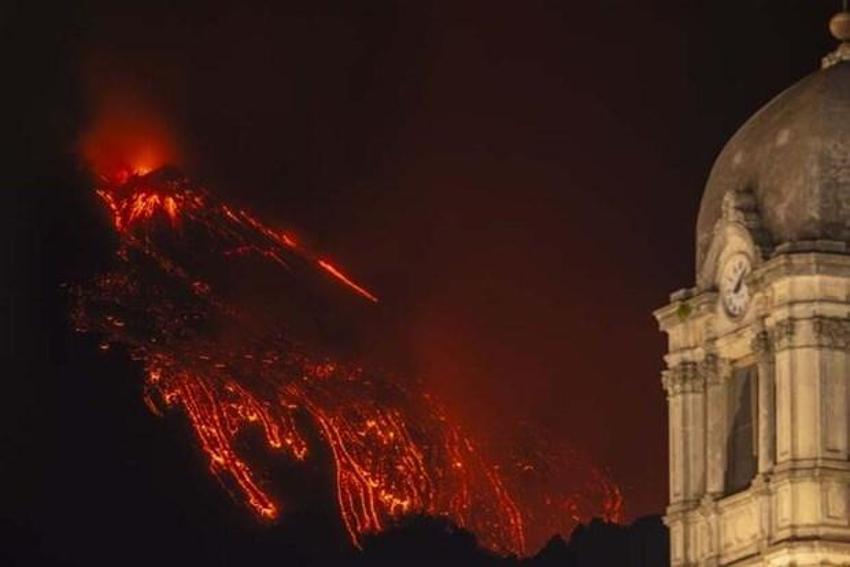 Etna canavarı kükredi! Lav selleri akmaya başladı...