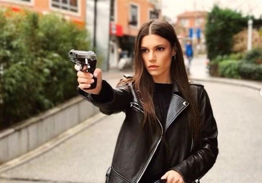 Arka Sokaklar'ın Zeliş'i Yüsra Geyik'in bir de ablasına bakın!
