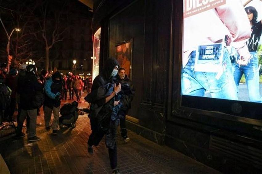 Pablo Hasel ülkeyi karıştırdı! 5 gün geçti, yangın yeri...