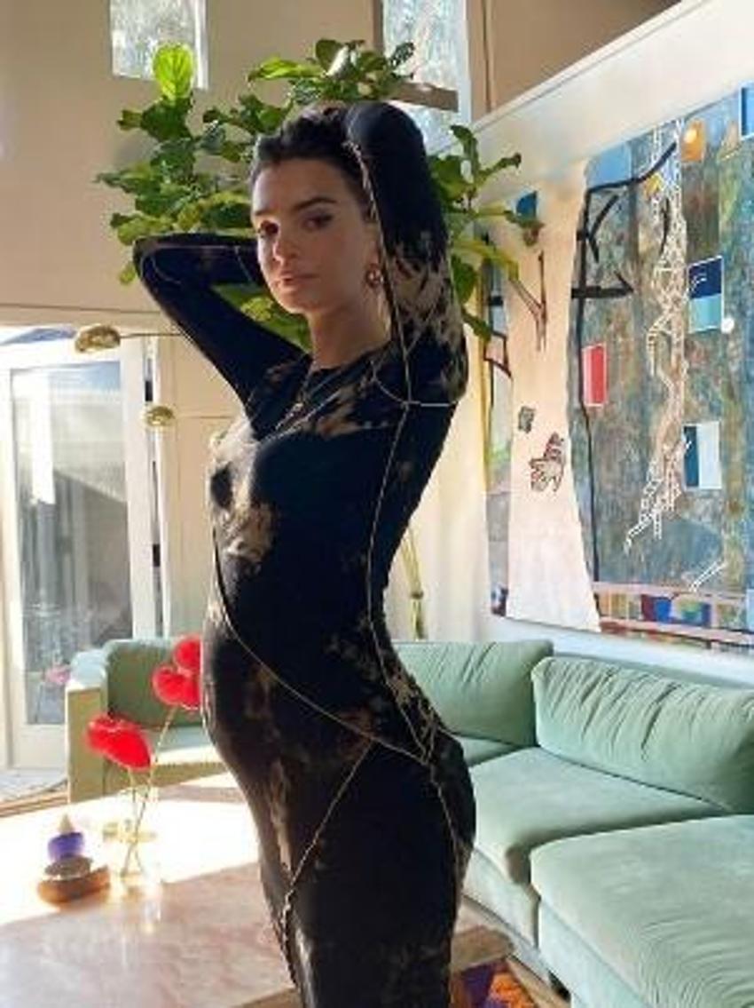 Emily Ratajkowski'den göğüs dekolteli paylaşım!