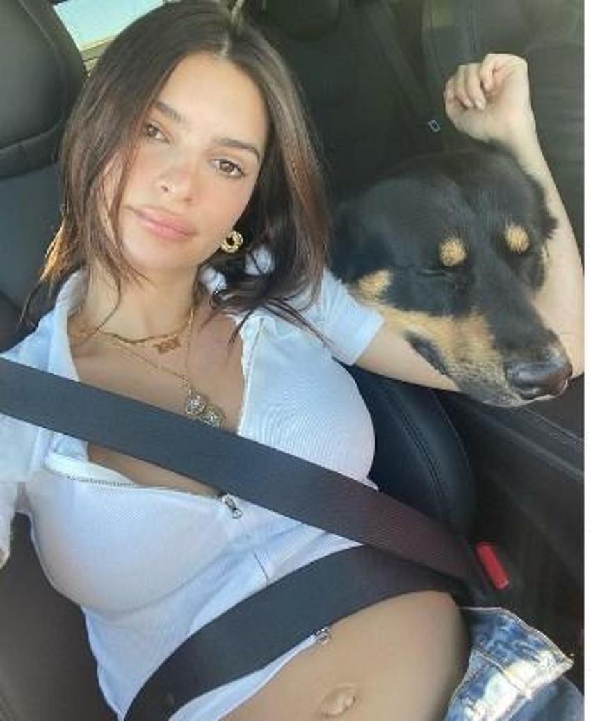 Emily Ratajkowski'den göğüs dekolteli paylaşım!