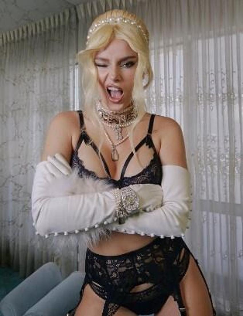 Bella Thorne müstehcen klibiyle adından söz ettirdi!