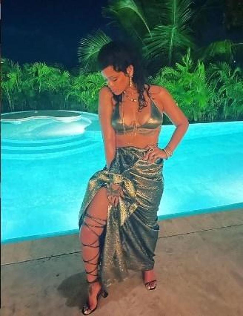 Rihanna üstsüz pozunu Instagram'dan paylaştı!