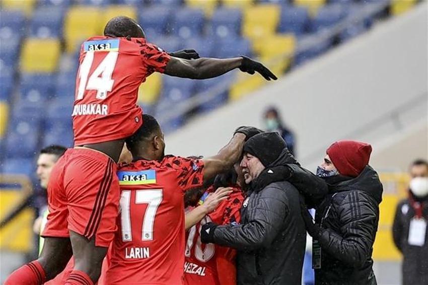 Kara Kartal'da 'Tosun Paşa' şov yaptı! Gençlerbirliği: 0 Beşiktaş: 3