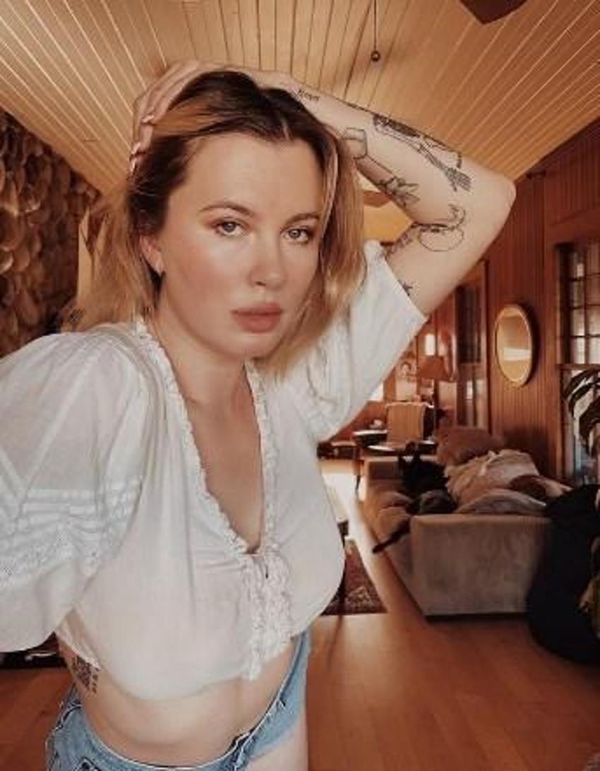 Ireland Baldwin beyaz gömlek giydi,olay oldu!