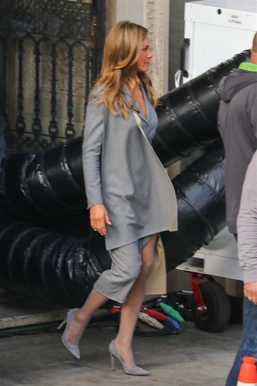 Sete sütyensiz gitti ,olanlar oldu! Jennifer Aniston’un zor anları...
