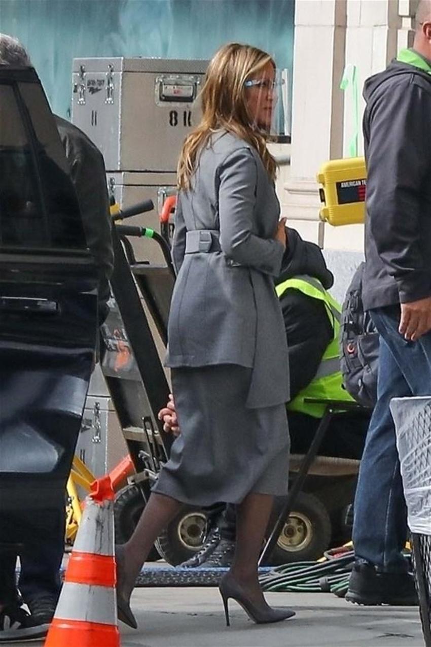 Sete sütyensiz gitti ,olanlar oldu! Jennifer Aniston’un zor anları...