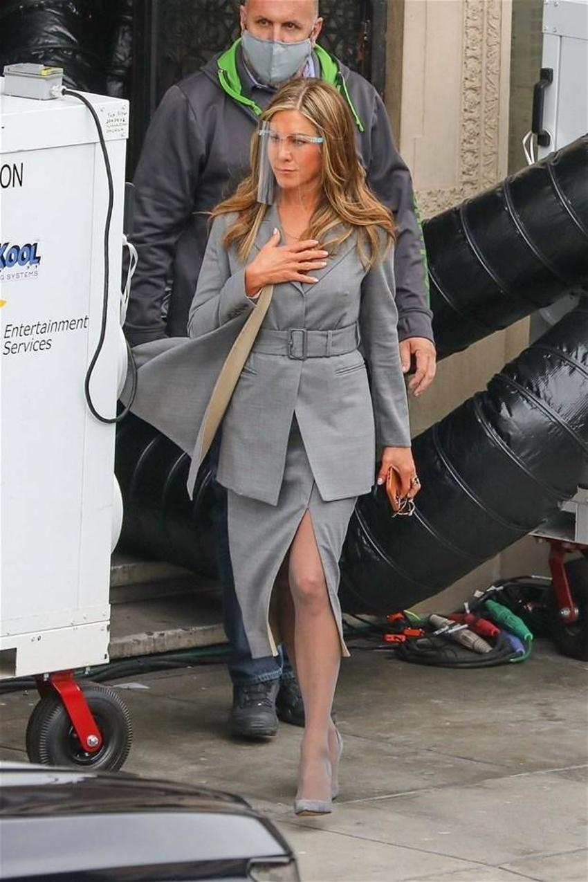 Sete sütyensiz gitti ,olanlar oldu! Jennifer Aniston’un zor anları...