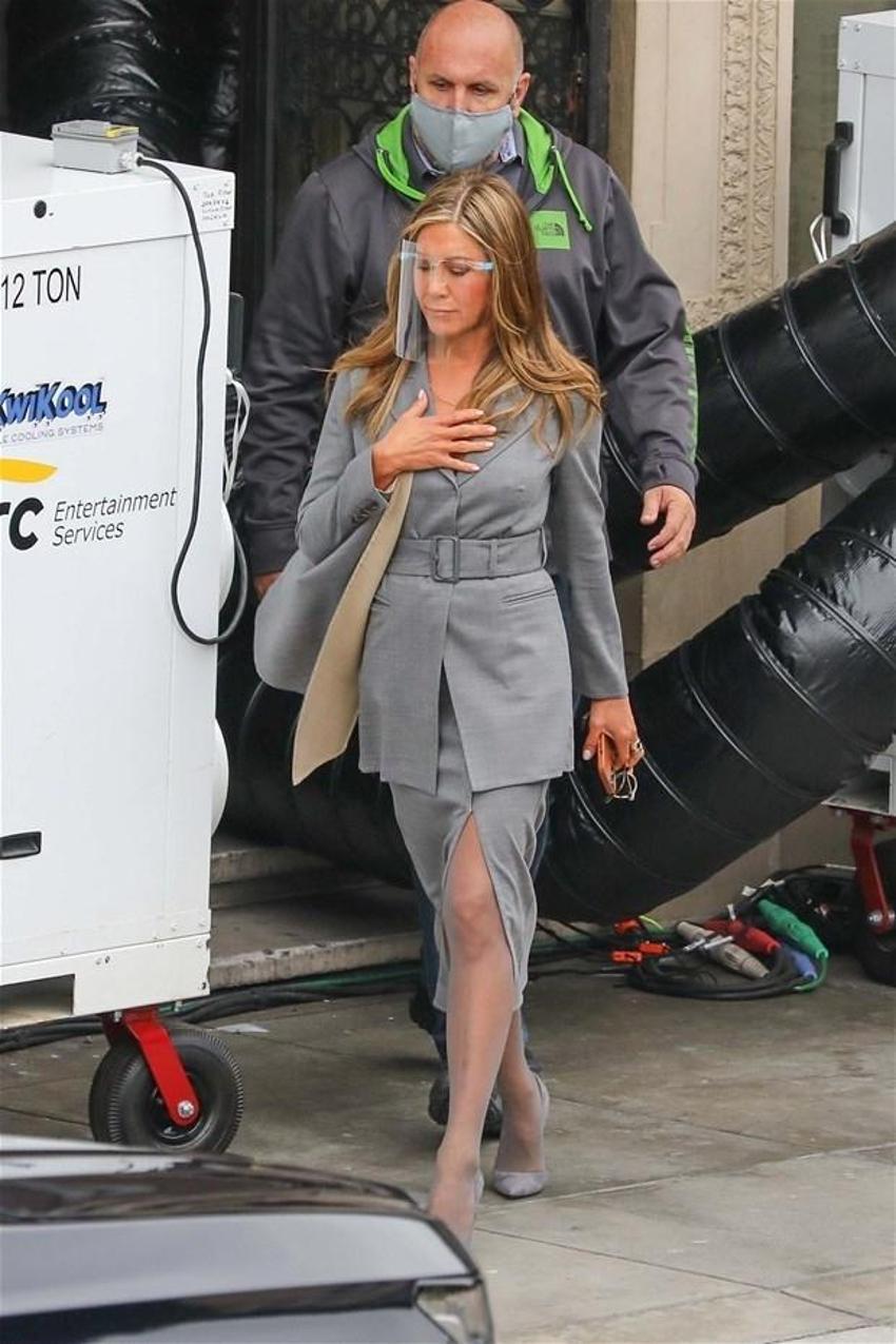 Sete sütyensiz gitti ,olanlar oldu! Jennifer Aniston’un zor anları...