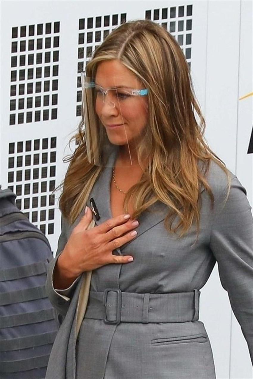 Sete sütyensiz gitti ,olanlar oldu! Jennifer Aniston’un zor anları...
