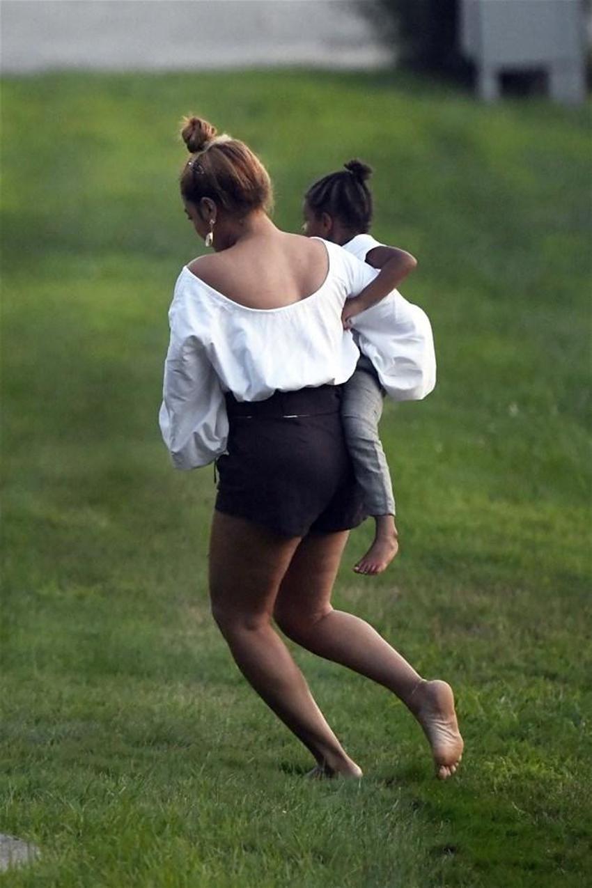 Beyonce-Jay Z çifti gazetecilerden kaçamadı!