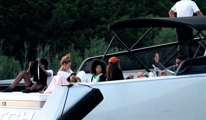 Beyonce-Jay Z çifti gazetecilerden kaçamadı!