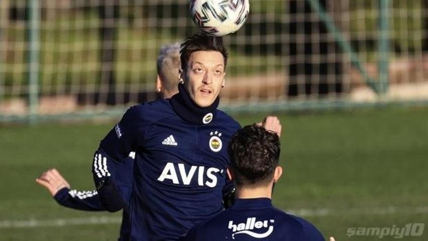 Galasaray derbisi öncesi Fenerbahçe'de Mesut Özil gelişmesi! Hocasıyla konuştu ve...