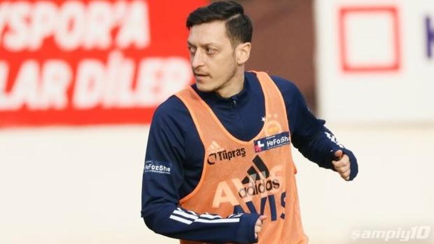 Galasaray derbisi öncesi Fenerbahçe'de Mesut Özil gelişmesi! Hocasıyla konuştu ve...