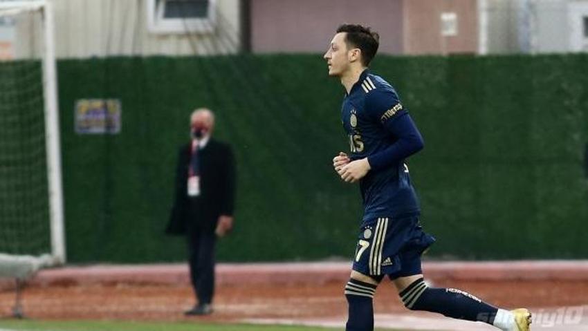 Galasaray derbisi öncesi Fenerbahçe'de Mesut Özil gelişmesi! Hocasıyla konuştu ve...