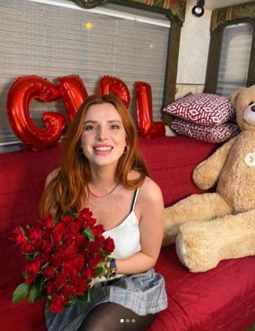 Bu pozlarla geri döndü olay yarattı! Bella Thorne...