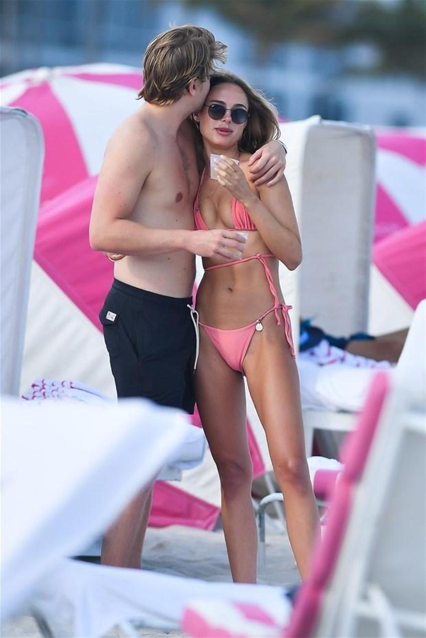 Kimberley Garner pembe ipli bikinisiyle tüm dikkatleri üzerinde topladı!