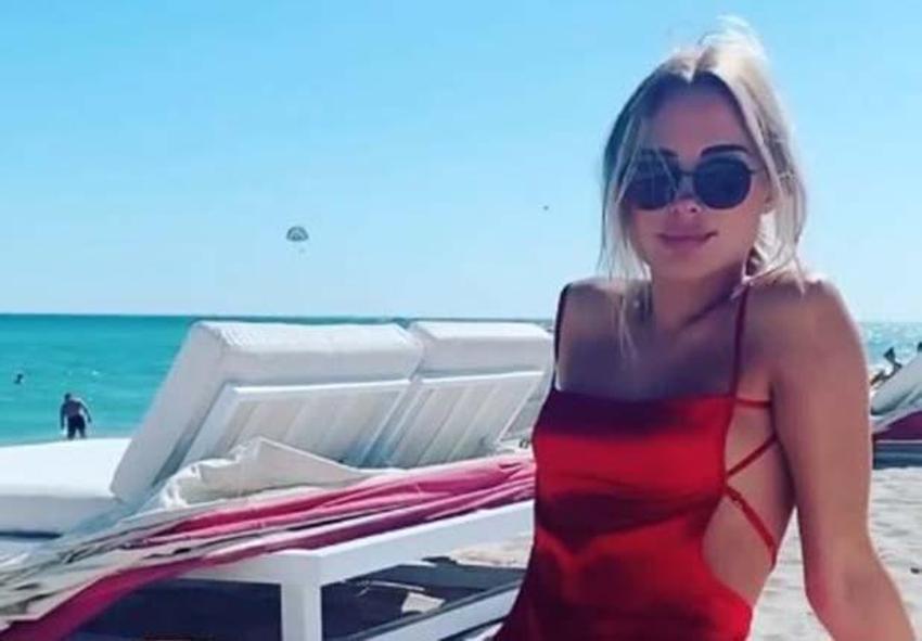 Kimberley Garner pembe ipli bikinisiyle tüm dikkatleri üzerinde topladı!