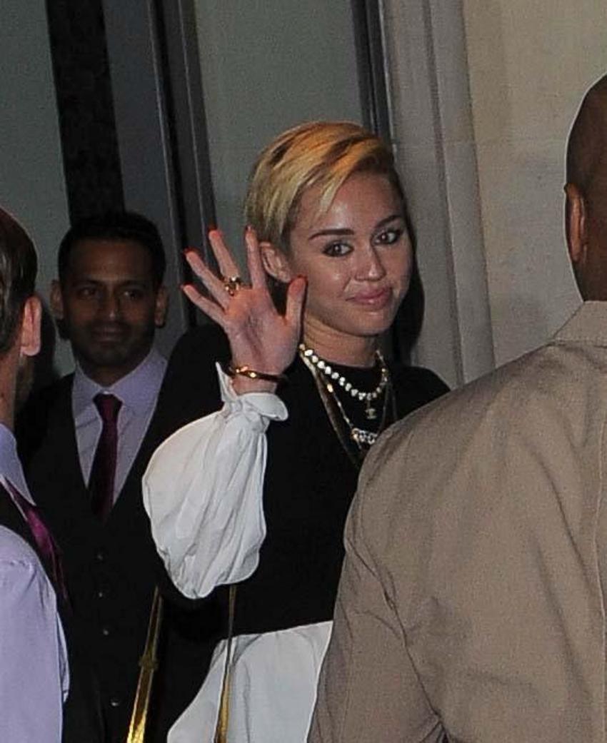 Miley Cyrus çıplak pozunu paylaştı ve...