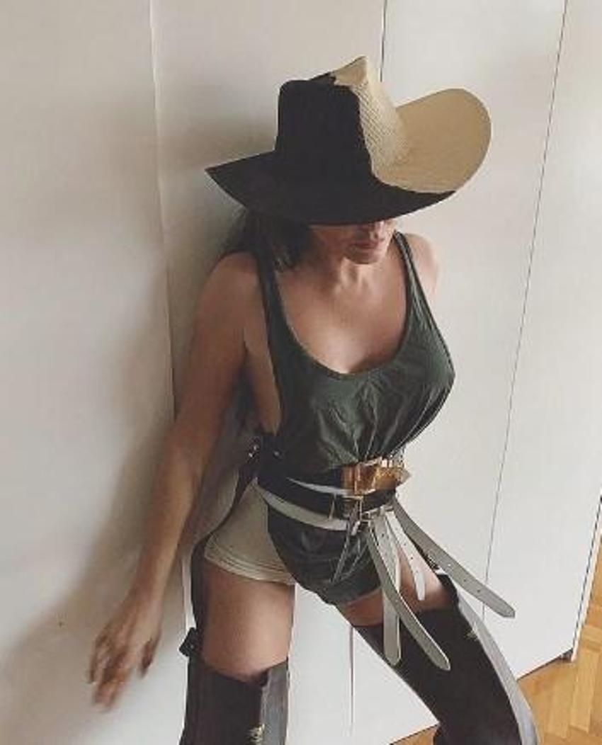 Eda Taşpınar'dan tanga bikinili poz!