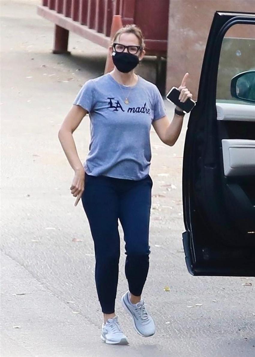 Jennifer Garner sokakta dans etti!