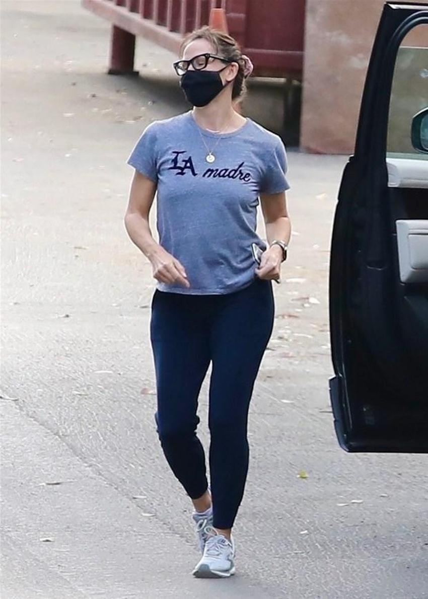Jennifer Garner sokakta dans etti!