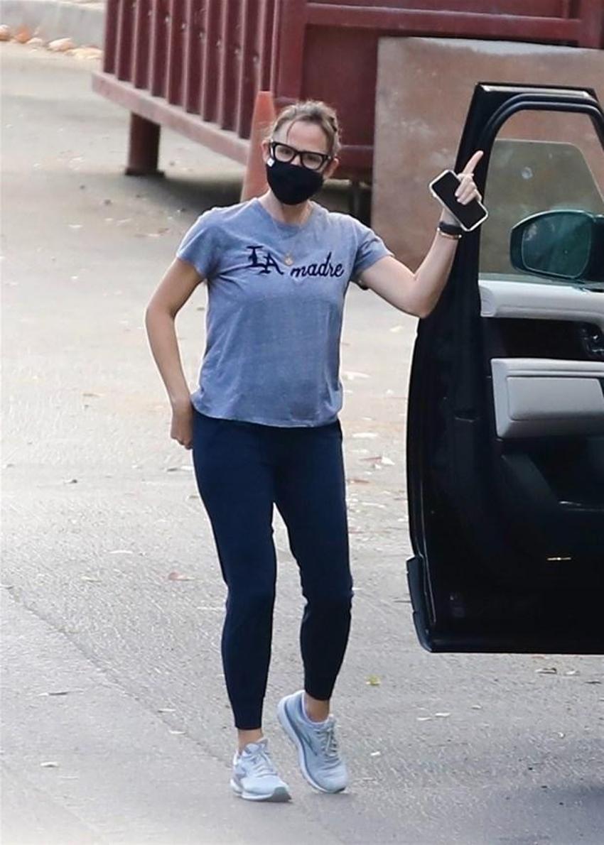 Jennifer Garner sokakta dans etti!